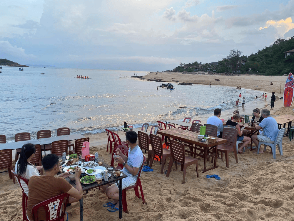 Savor a fresh seafood near the beach, where every bite comes with ocean breeze and coastal flavors (Source: Hải Sản Phú Làng Chài)